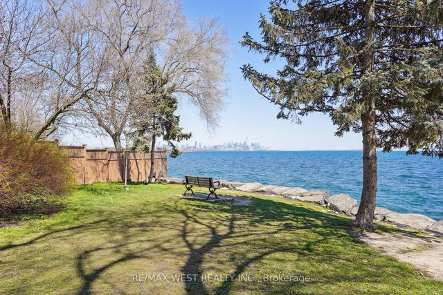 2585 Lake Shore Blvd W, House detached with 5 bedrooms, 3 bathrooms and 6 parking in Toronto ON | Image 15