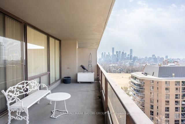 1401 - 20 Avoca Ave, Condo with 1 bedrooms, 2 bathrooms and 1 parking in Toronto ON | Image 5