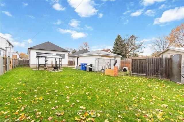 384 Savoy St, House detached with 4 bedrooms, 1 bathrooms and 4 parking in Sarnia ON | Image 24
