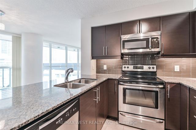 903 - 33 Bay St, Condo with 2 bedrooms, 2 bathrooms and 1 parking in Toronto ON | Image 7