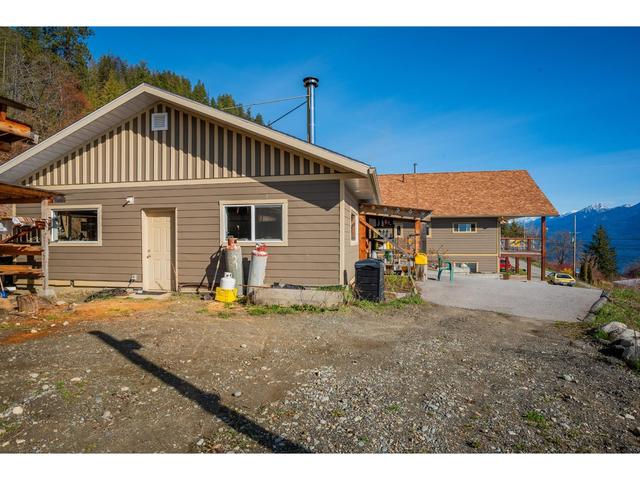 3558 Sprague St, House detached with 3 bedrooms, 4 bathrooms and null parking in Central Kootenay D BC | Image 30