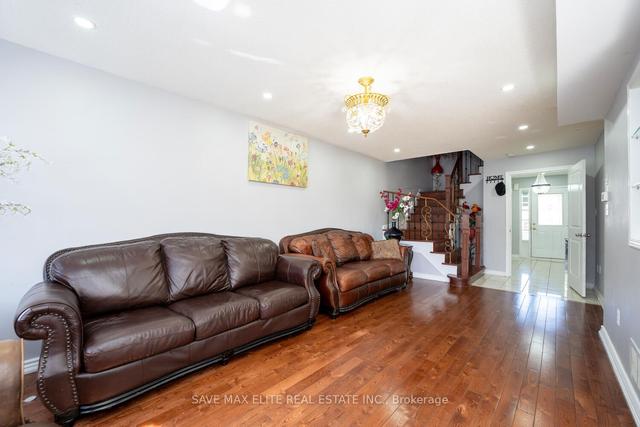 32 Charcoal Way, House attached with 3 bedrooms, 4 bathrooms and 3 parking in Brampton ON | Image 3
