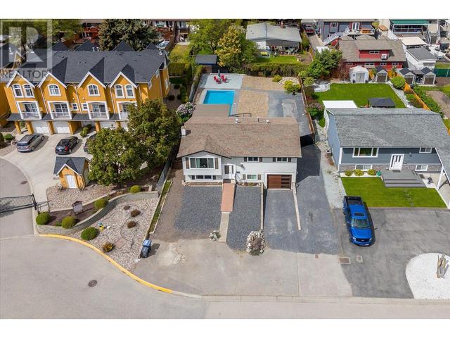 464 Mcphee St, House detached with 5 bedrooms, 2 bathrooms and 6 parking in Kelowna BC | Image 2