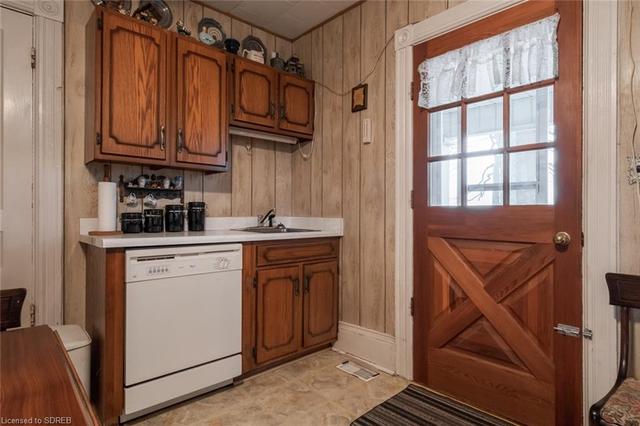 Door from kitchen onto side covered porch | Image 11