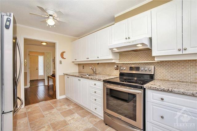 21 Torrey Pines Crt, Townhouse with 2 bedrooms, 2 bathrooms and 1 parking in Ottawa ON | Image 11