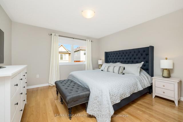 707 Ambroise Cres, House attached with 3 bedrooms, 3 bathrooms and 2 parking in Milton ON | Image 15