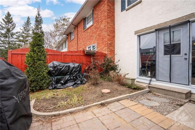 1326 Cornell St, Townhouse with 3 bedrooms, 2 bathrooms and 1 parking in Ottawa ON | Image 23