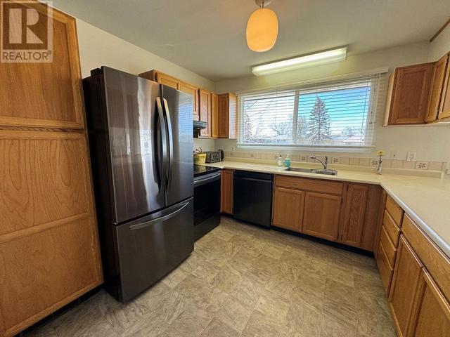 1912 90 Ave, House detached with 4 bedrooms, 2 bathrooms and null parking in Dawson Creek BC | Image 4
