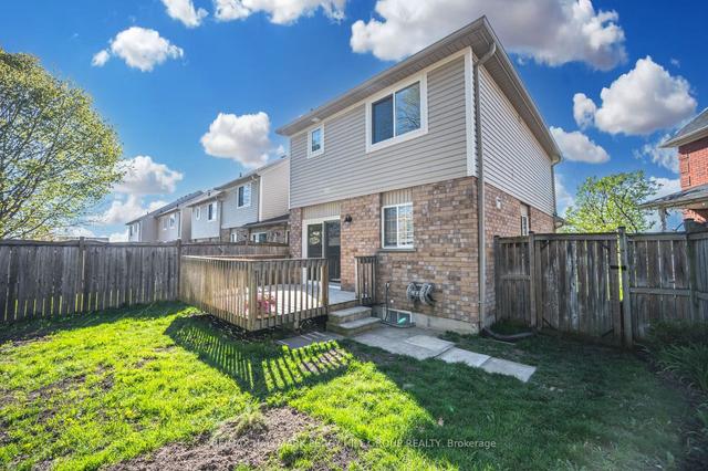 63 Bentley Cres, House attached with 3 bedrooms, 2 bathrooms and 3 parking in Barrie ON | Image 5