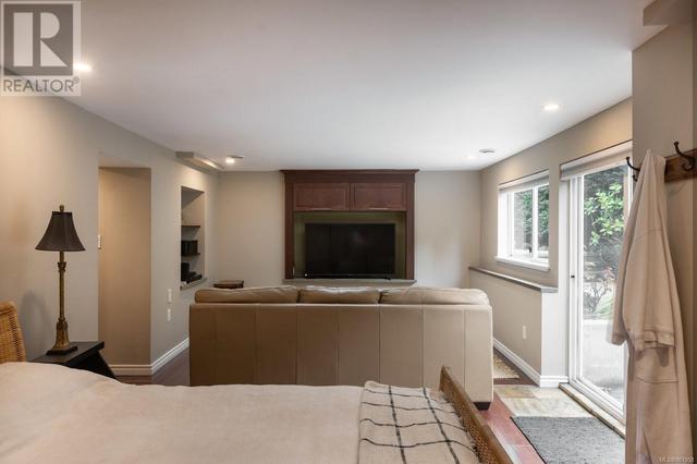 3808 Cardie Crt, House detached with 4 bedrooms, 3 bathrooms and 4 parking in Saanich BC | Image 33