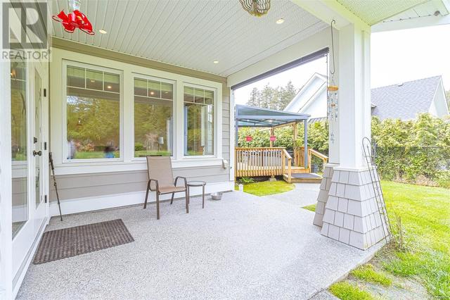 covered patio off the breakfast nook | Image 37
