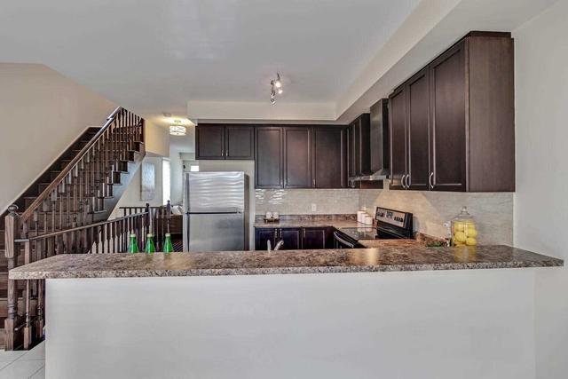 58 Soccavo Cres, Townhouse with 3 bedrooms, 3 bathrooms and 2 parking in Brampton ON | Image 5