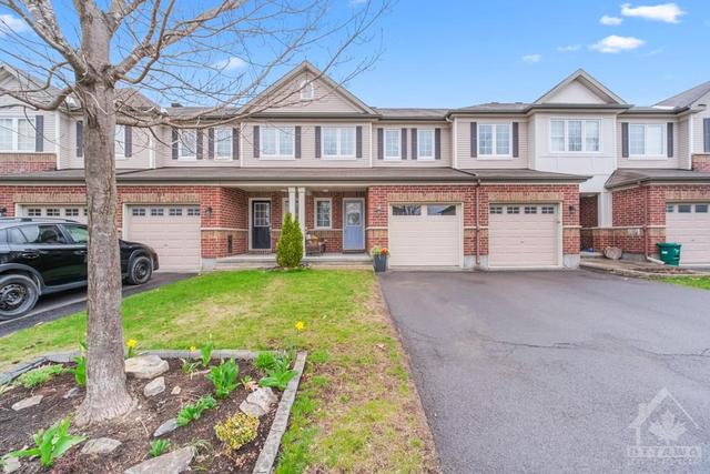 561 Dalewood Cres, Townhouse with 3 bedrooms, 3 bathrooms and 3 parking in Ottawa ON | Image 1