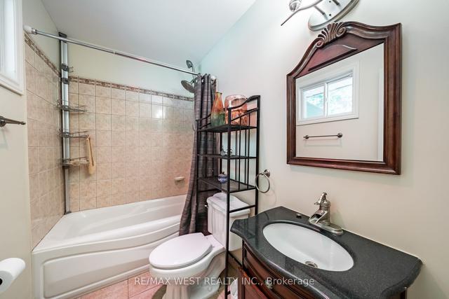 127 Weir Cres, House detached with 3 bedrooms, 3 bathrooms and 5 parking in Toronto ON | Image 2