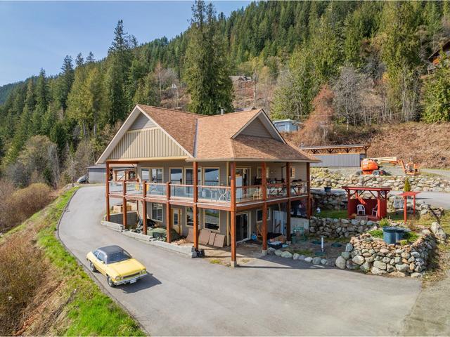 3558 Sprague St, House detached with 3 bedrooms, 4 bathrooms and null parking in Central Kootenay D BC | Image 5