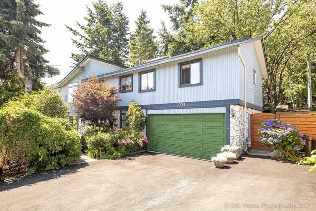 1071 Stevens St, House detached with 3 bedrooms, 3 bathrooms and 5 parking in White Rock BC | Image 2