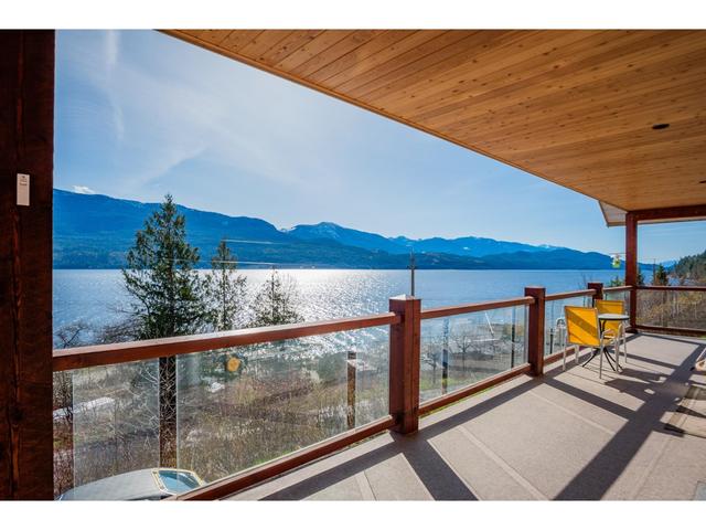 3558 Sprague St, House detached with 3 bedrooms, 4 bathrooms and null parking in Central Kootenay D BC | Image 44