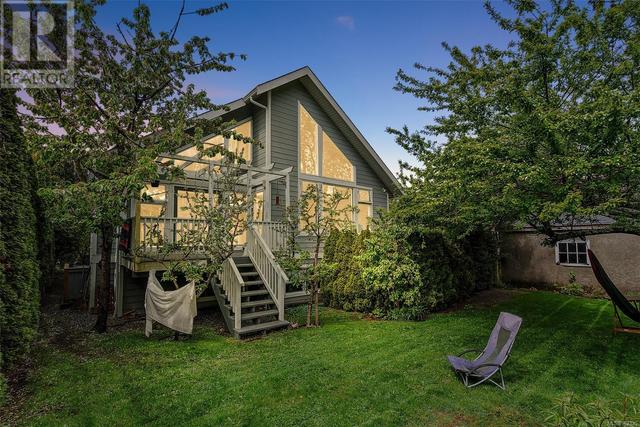305 St Charles St, House detached with 5 bedrooms, 4 bathrooms and 3 parking in Victoria BC | Image 2