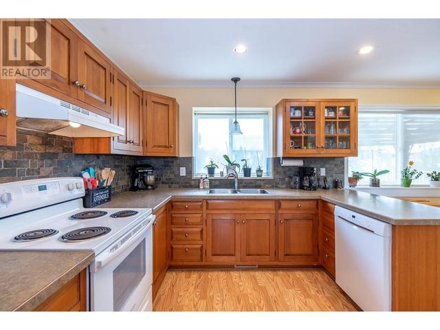 3655 Patten Dr, House detached with 4 bedrooms, 3 bathrooms and 2 parking in Armstrong BC | Image 3