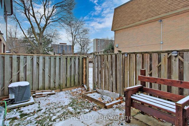 193 Fleetwood Cres, Townhouse with 3 bedrooms, 2 bathrooms and 1 parking in Brampton ON | Image 32