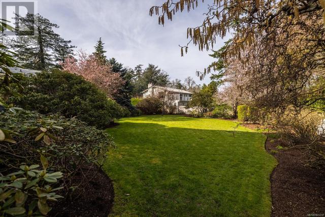 1536 Ash Rd, House detached with 5 bedrooms, 4 bathrooms and 6 parking in Saanich BC | Image 44