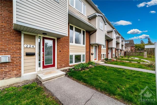 224 Monterey Dr, Townhouse with 3 bedrooms, 2 bathrooms and 1 parking in Ottawa ON | Image 2