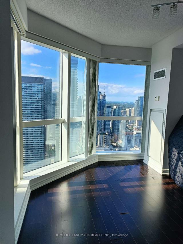 4616 - 386 Yonge St, Condo with 2 bedrooms, 2 bathrooms and 1 parking in Toronto ON | Image 3