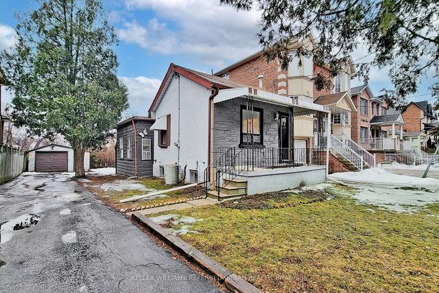 38 Hilldale Rd, House detached with 3 bedrooms, 2 bathrooms and 6 parking in Toronto ON | Image 1