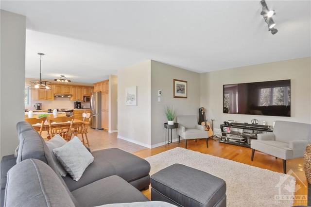 1631 Landel Dr, House detached with 4 bedrooms, 3 bathrooms and 10 parking in Ottawa ON | Image 15