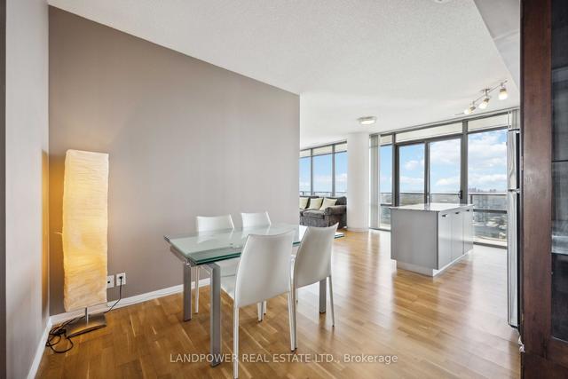 3610 - 832 Bay St, Condo with 3 bedrooms, 2 bathrooms and 1 parking in Toronto ON | Image 4