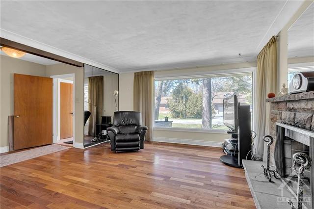 70 Pineglen Crescent, House detached with 3 bedrooms, 1 bathrooms and 8 parking in Ottawa ON | Image 9