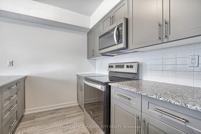 221 W Oak Trl, Townhouse with 2 bedrooms, 2 bathrooms and 2 parking in Kitchener ON | Image 3