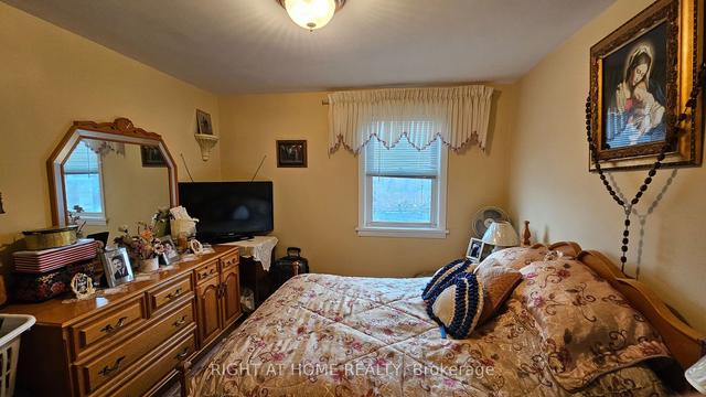 354 Kane Ave, House detached with 2 bedrooms, 2 bathrooms and 5 parking in Toronto ON | Image 3