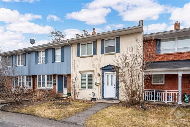 1326 Cornell St, Townhouse with 3 bedrooms, 2 bathrooms and 1 parking in Ottawa ON | Image 2
