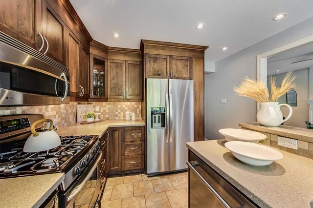 32 Vale Cres, House detached with 4 bedrooms, 4 bathrooms and 4 parking in Ajax ON | Image 3