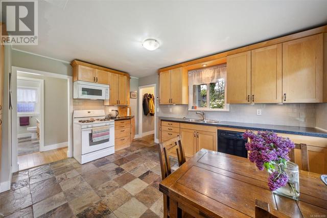 1087 Burnside Rd W, House detached with 2 bedrooms, 1 bathrooms and 4 parking in Saanich BC | Image 14