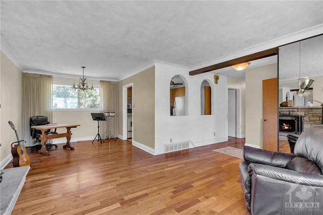 70 Pineglen Crescent, House detached with 3 bedrooms, 1 bathrooms and 8 parking in Ottawa ON | Image 8