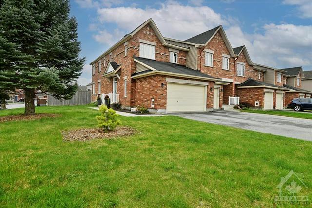 121 Tandalee Cres, Townhouse with 3 bedrooms, 3 bathrooms and 6 parking in Ottawa ON | Image 1