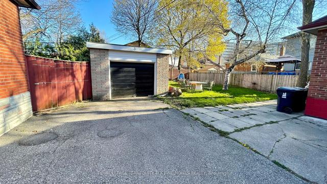 LOWER - 3 Ivordale Cres, House detached with 2 bedrooms, 2 bathrooms and 5 parking in Toronto ON | Image 11