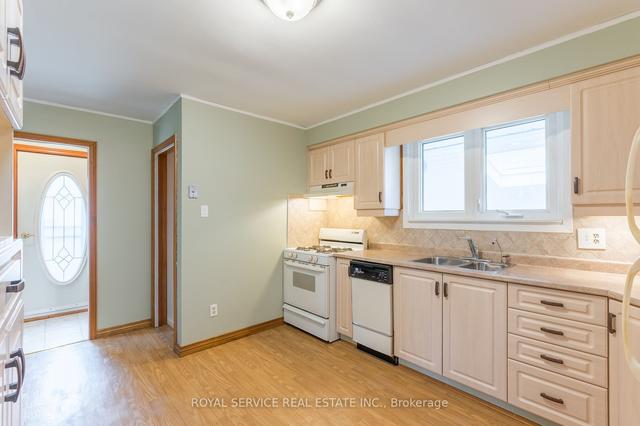 550 Garside Dr, House detached with 2 bedrooms, 1 bathrooms and 3 parking in Peterborough ON | Image 2