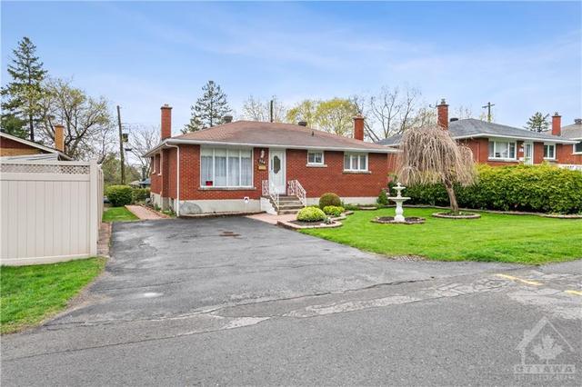 704 Eastfield St, House detached with 3 bedrooms, 2 bathrooms and 4 parking in Ottawa ON | Image 1