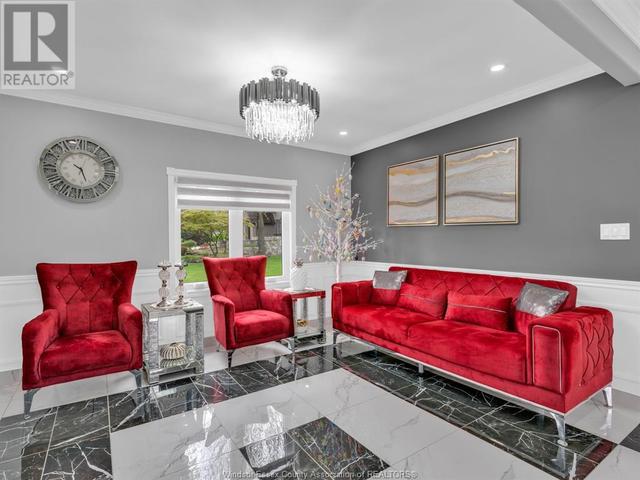 13737 Riverside Dr E, House detached with 4 bedrooms, 3 bathrooms and null parking in Tecumseh ON | Image 11