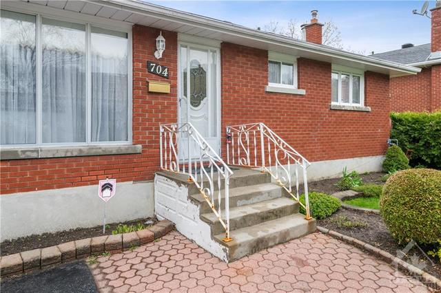 704 Eastfield St, House detached with 3 bedrooms, 2 bathrooms and 4 parking in Ottawa ON | Image 2