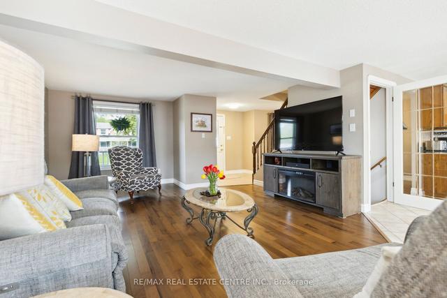 118 Imperial Rd N, House detached with 3 bedrooms, 2 bathrooms and 2 parking in Guelph ON | Image 2