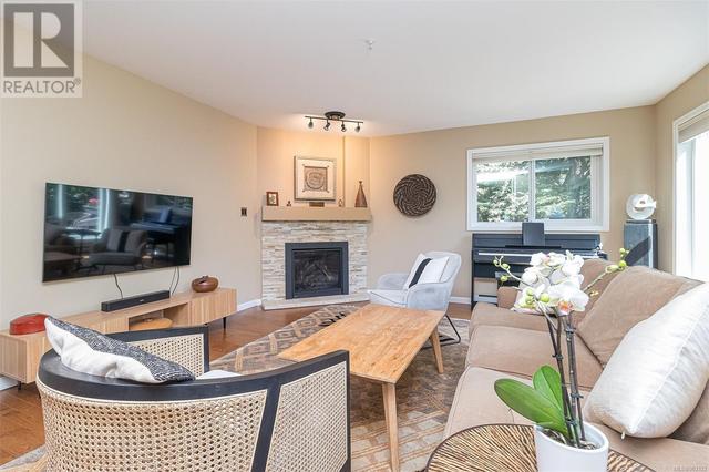303 - 1361 Hillside Ave, Condo with 2 bedrooms, 3 bathrooms and 1 parking in Victoria BC | Image 7