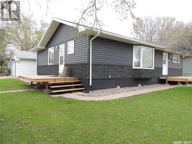 1500 Thorn Cres, House detached with 5 bedrooms, 2 bathrooms and null parking in Estevan SK | Image 2