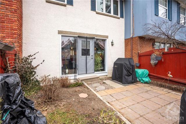 1326 Cornell St, Townhouse with 3 bedrooms, 2 bathrooms and 1 parking in Ottawa ON | Image 22