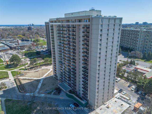 1104 - 820 Burnhamthorpe Rd, Condo with 2 bedrooms, 2 bathrooms and 1 parking in Toronto ON | Image 1