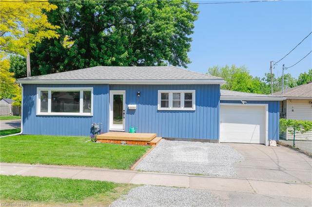 25 Keswick St, House detached with 2 bedrooms, 1 bathrooms and 3 parking in St. Catharines ON | Image 1