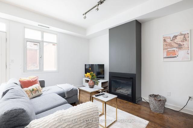 TH - 127 500 Richmond St W, Townhouse with 2 bedrooms, 1 bathrooms and 1 parking in Toronto ON | Image 1